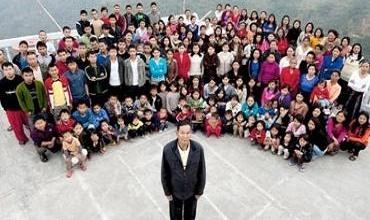 39 jin, 94 zarok û 14 bûkên wî hene