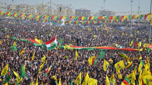 Newroza diyarbekirê har pijrandin