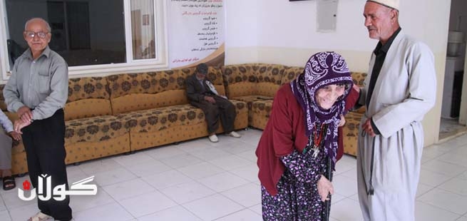 پیرانی خانەی بەساڵاچووان بەقەدەر رازین و لەنامیهرەبانی كـەسوكاریان گلەیی دەكەن