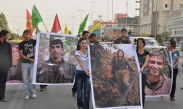 Alîgirên PKK bo Şermezarkirina Bombebarana Turkye li hember konsilxana Turkiyê xwepêşandanek sazkirin