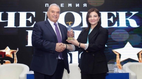 Kurdên Qazaxistanê Xelata “Kesayeta Salê” dane Narîn Nadîrovayê