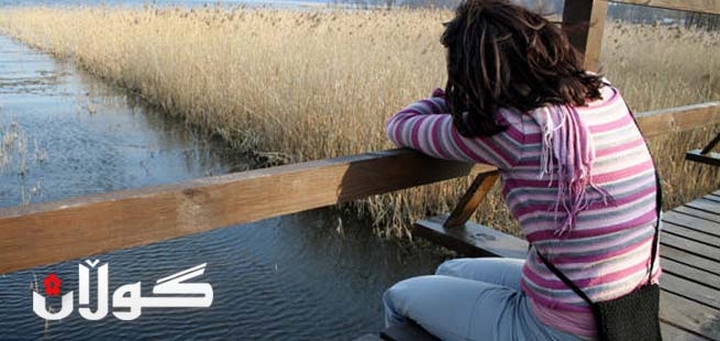 قوربانییەكی ژن بە ژنێ خۆشەویستەكەی لەناو هەناویدا دەنێژێ