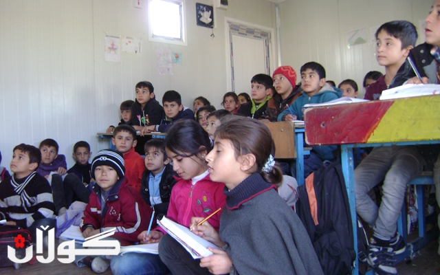 منداڵانی ئاوارە لە قوتابخانەی دیرۆك داوای ئاوڕلێدانەوە دەكەن