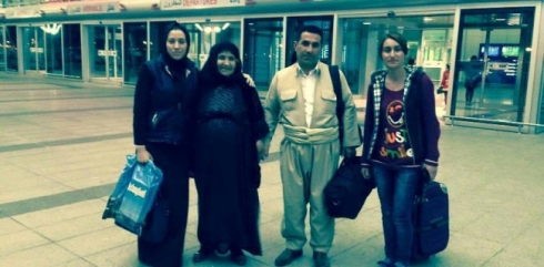 YE pêşwazî li dayika sê şehîdên Kurdistanê dike