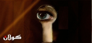 لەسەر ته‌ماشاكردنی ماڵی دراوسێكەیان بەند دەكرێت