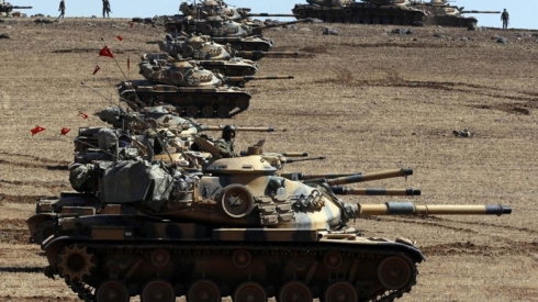 Topxaneya Tirkiyê pêgehên artêşa Sûriyê topbaran dike