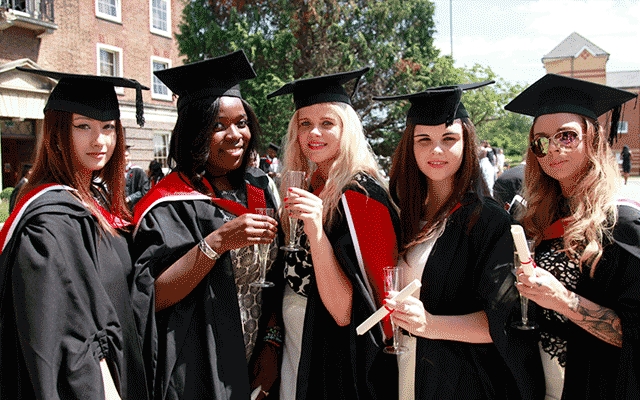 تا ئێستاش ئێمە لە كۆمەڵگەیەكدا دەژین كە بە پلە دوو سەیری ئافرەت دەكرێت