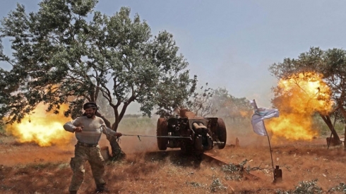 Artêşa Tirkiyê û grûpên çekdar riya M-4 û xalên YPGê topbaran dike