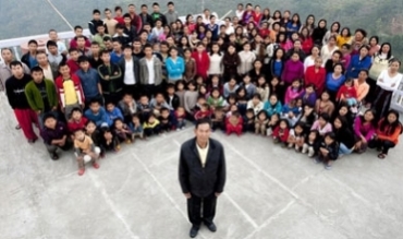 39 jin û 94 zarokên Ziona Chana hene û di salê de bi 10 jinan re dizewice