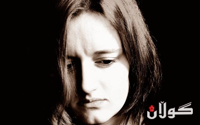 ئافرەتێك چاوەڕوانی چارەنووسێكی نادیار دەكات