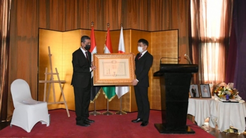 Împeratorê Japonê xelat pêşkêşî welatiyekî Kurd dike