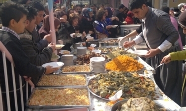 Li Helebceyê jineke Kurd xwaringeheke kurdewarî vekir