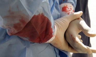 Bavek ji aliyê mala xwe ve tê kuştin û jinek xwe dişewitîne