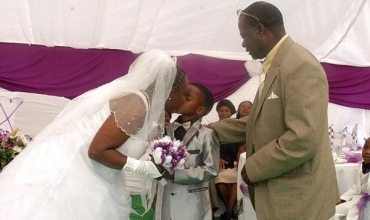 Jinek 61 salê bi zarokê 8 salî re dizewice