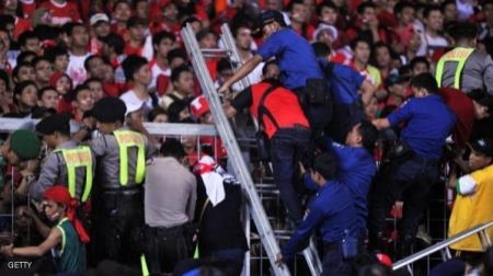 ئیندۆنیزیا .. له‌ شه‌ڕوپێكدادان و توندوتیژى له‌ یارى مشته‌ كۆڵه‌ 18 كه‌س كوژران