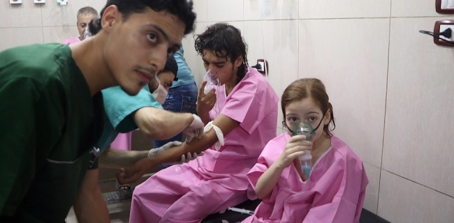 بەوێنەوە... كۆپتەرەكانی ئه‌سه‌د بەرمیلی غازی كلۆر بەسەر شاری حه‌له‌بدا دەخەنەخوارەوە 