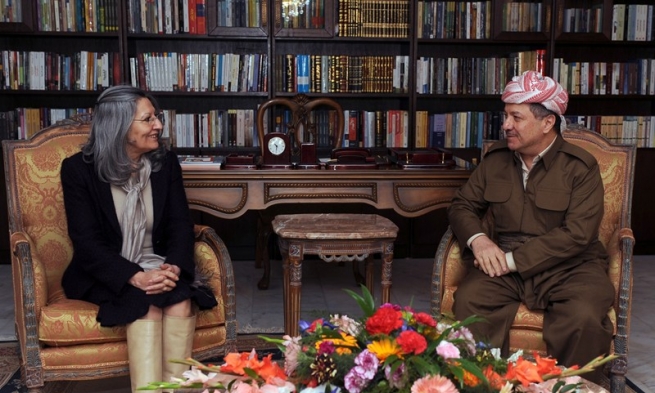 بە مەبەستی هەواڵ پرسین لە باری تەندورستیی سەرۆك مام جەلال، سەرۆك بارزانی لە سلێمانی سەردانی خانمی یەكەمی عێراق هێرۆ ئیبراهیم ئەحمەد ی كرد