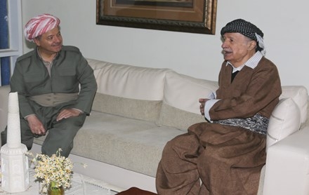 سەرۆك بارزانی سەردانی سیاسەتمەداری ناوداری كورد مامۆستا عەزیز موحەمەد دەكات