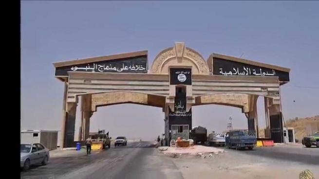 داعش خه‌نده‌قه‌كانی ده‌وروبه‌ری موسلی ته‌واو كردوه‌ و پڕ نه‌وتی ره‌شی كردوه‌