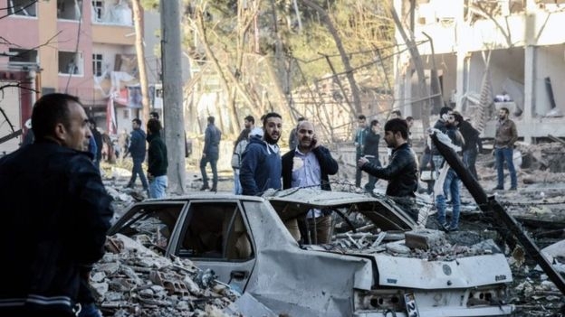 تەقینەوەیەی بەهێز لەبەردەم بینایەکی ئەمنیی ئامەد رووی دا