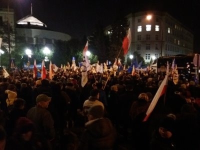 خۆپێشاندانی بەفراوان دژی یاسای سنووردار کردنی رۆژنامەوانان له پۆڵۆنیا