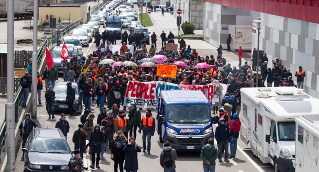 له‌به‌ر خراپی ره‌وشی ژیان سەتان کۆچبەر له‌ ئیتالیا خۆپیشاندانیان ئەنجامدا