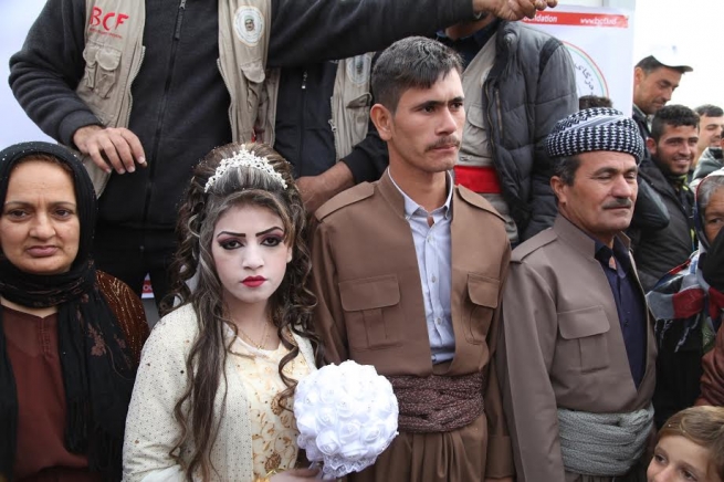 لە ئاهەنگێکی خنجیلانەدا دوو لاوی ئاوارە بە یەک گەیشتن