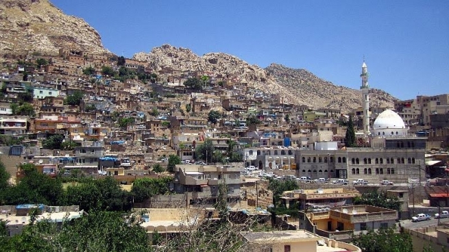 ئاکرێ.. خێرخوازەک 100 پارچەیێن ئەردێ بەلاڤ دکەت