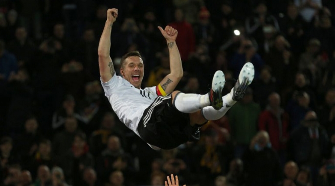 کاریکاتێر، پۆدۆڵسکی بە گۆڵێکی نایابەوە ماڵئاوایی لە ئەڵمانیا کرد