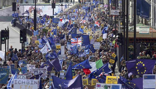 لەندەن؛ دژی چونەدەرەوە لەیەكێتی ئەوروپا خۆپیشاندان بەڕێوەچوو