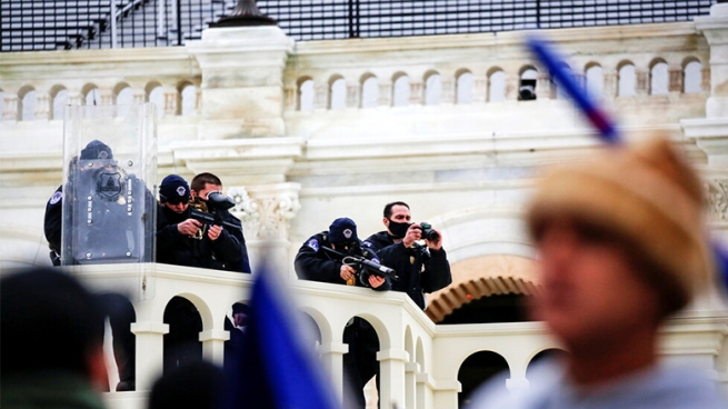   ئەندامانی ئەنجوومەنی نوێنەرانی ئەمەریكا، لە كاتی ھەڵكوتانە سەر كاپتۆڵ خۆیان لە لاینگرانی ترەمپ دەشارنەوە