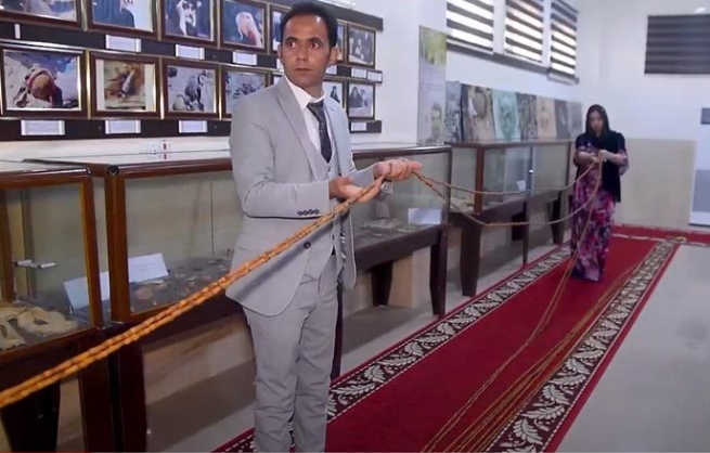 گه‌نجێك ته‌سبیحێكی جیاواز درووست ده‌كات