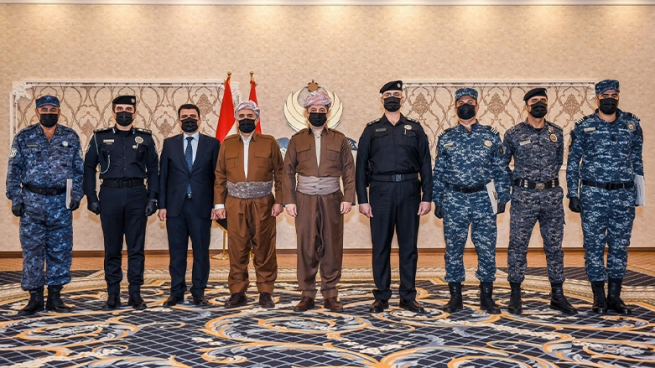 سەرۆکی حکومەتی هەرێمی کوردستان چەند کارمەندێکی پۆلیسی ھەولێر خەڵات دەکات