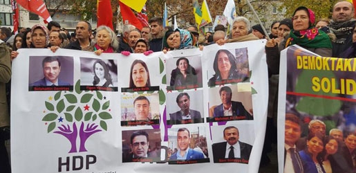  ئەڵمانیاو یۆنان؛ دژی دەستگیركردنی هاوسەرۆك‌و پەرلەمانتارانی هەدەپە خۆپیشاندان ئەنجامدرا 