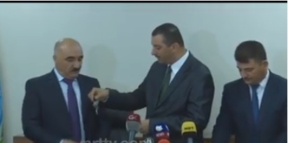هەڤاڵ ئەبوبەکر سەرجەم کەلوپەلەکانى ڕادەستى سەرۆکى نوێى ئەنجوومەنى پارێزگاى سلێمانى کرد
