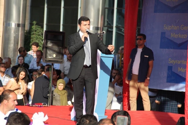 دەمیرتاش: شەوى کودەتاکە کۆپتەرێک چووەتە ئیمڕاڵى و شەڕ ڕوویداوە و چارەنووسى ئۆجەلانیش نادیارە