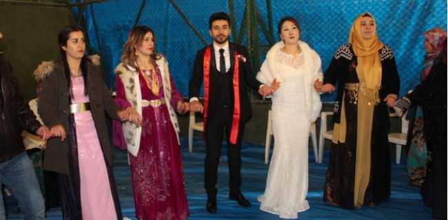 بەوێنە.. کوڕە کوردێک ھاوسەرگیری لەگەڵ کچێکی کۆریدا دەکات 