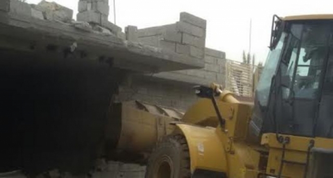 هاووڵاتییەكی بەعقوبە لە ناوەڕاستی شەقامی سەرەكی خانوو دروست دەكات