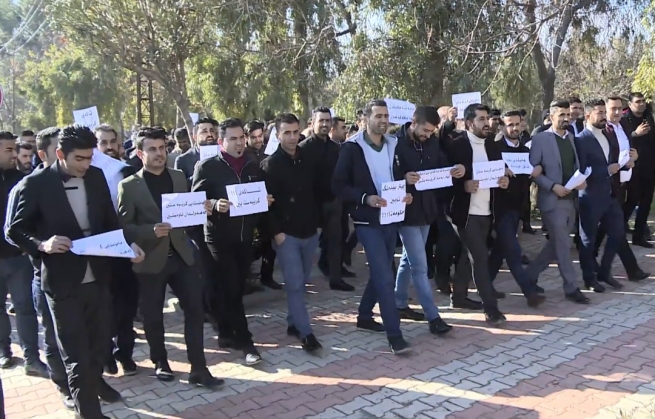 پێنج هه‌زار مامۆستای گرێبه‌ست داوا ده‌كه‌ن بكرێنه‌ هه‌میشه‌یی