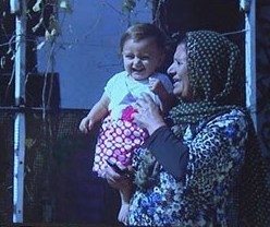 هۆتلاین پرسی ناسنامەی كچە دوو ساڵانەكەی كەمپی دۆمیزی تاووتوێكرد 