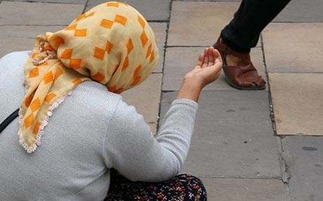 بۆ قیستی خوێندنی كچەكەی سواڵ دەكات 