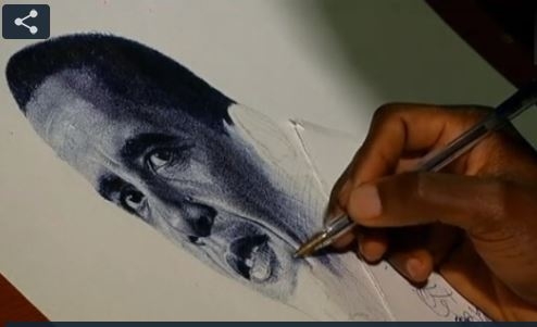 هونەرمەندێک پۆرترەی کەسایەتییەکان تەنیا بە قەڵەم جاف دەكێشتێتەوە