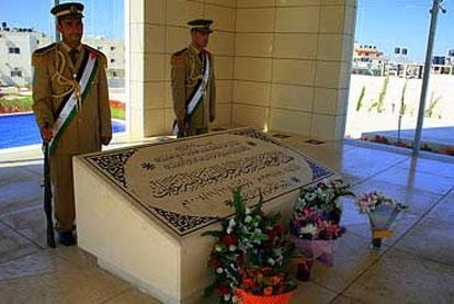 هه‌ڵدانه‌وه‌ی گۆڕی یاسر عه‌ره‌فات ده‌ستی‌ پێكرد