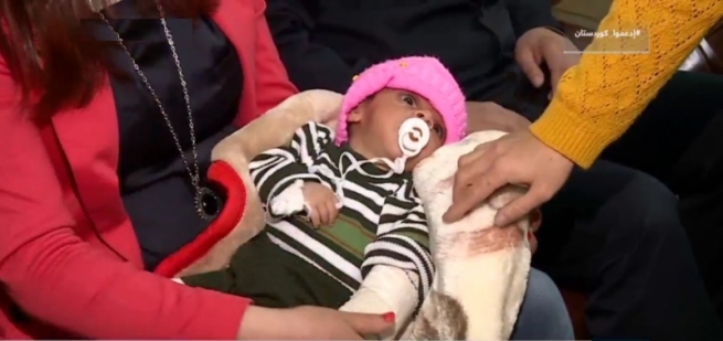 باوکێک دەستی منداڵە دوو مانگییەکەی دەشکێنێت