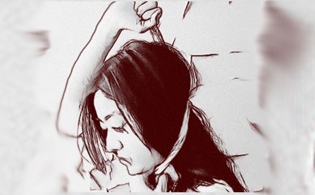  ژنێک لەداخی مێردەکەی خۆی دەخنکێنێت 