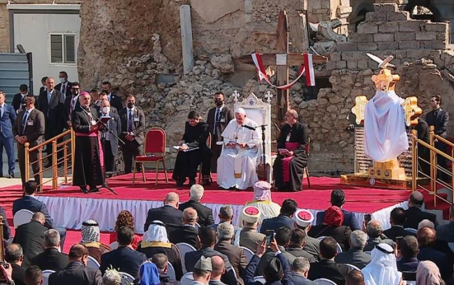 پاپا فرانسیس لەنێو کەنیسەیەکی وێرانکراوی موسڵ گوتارێکی پێشکێشکرد