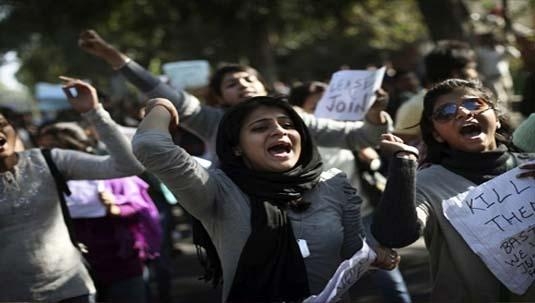 ئه‌و كچه‌ هیندستانییه‌ى به‌كۆمه‌ڵ ده‌ستدرێژى سێكسى کرایە سەر گیانی له‌ده‌ستدا