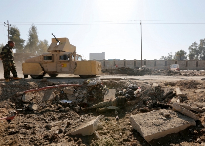 هێزە عێراقیەكان لە مووسڵ بەسەر دوا مۆڵگەكانی داعشدا دەدەن