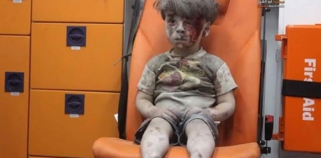  وێنه‌ى (عومران) به‌ زه‌رده‌خه‌نه‌وه‌ پێش برینداربوونى ببینه‌ 