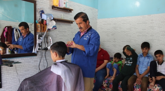 سەرتاشێکی کاکەیی بە بۆنەی رەمەزانەوە بە خۆڕایی كار دەكات
